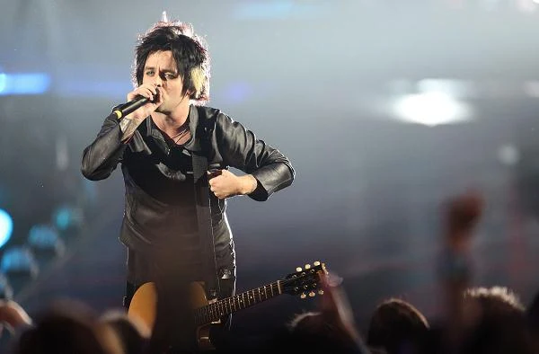 Po wydaniu "Dookie" grupa zaliczyła występy na słynnych festiwalach Lollapalooza i Woodstock '94. Podczas tego drugiego rozpoczęła niesławną bójkę w błocie