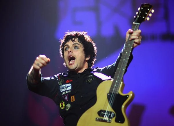 Przeboje "Longview", "Basket Case", "When I Come Around" przyniosły grupie z jednej strony rozpoznawalność, a z drugiej zarzuty o "sprzedanie się" ze strony punkowego środowiska