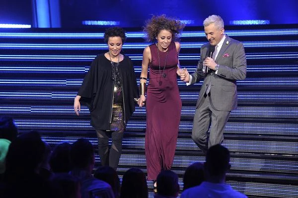 Siostry Paulina i Natalia Przybysz razem z prowadzącym Hubertem Urbańskim