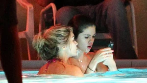 Selena Gomez pluska się w basenie