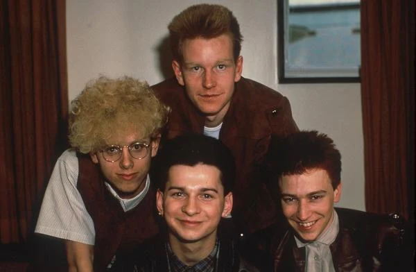 Dave Gahan przyszedł na świat 9 maja 1962 roku w Epping jako David Callcott. Do Depeche Mode dołączył w 1980 roku po tym, jak zauroczył zespół wykonaniem "Heroes" Davida Bowie.