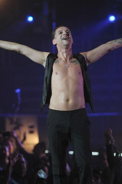 Wraz ze sławą Depeche Mode przyszły też kłopoty. Dave Gahan uzależnił się od heroiny i przez wiele lat balansował na granicy życia i śmierci. Lekarze nadali mu ksywkę "Kot", bo zawsze "spadał na cztery łapy".