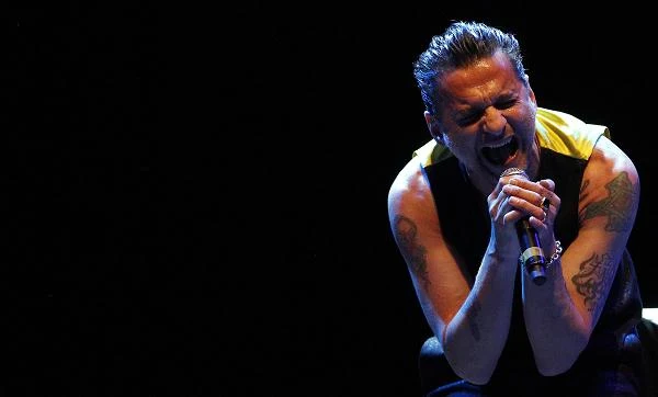 Podczas tournee z Depeche Mode w 2009 roku przed koncertem w Atenach Dave poczuł się źle i został przewieziony do szpitala. Badania wykazały guz nowotworowy pęcherza moczowego, który został operacyjnie usunięty kilka dni później.