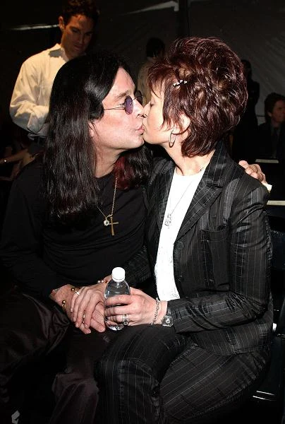 Początkowo małżeństwo Sharon i Ozzy'ego było więcej niż burzliwe. Oboje nadużywali alkoholu (Sharon została nawet aresztowana za jazdę autem w stanie nietrzeźwości), a także używali wobec siebie przemocy (fot. Vince Bucci). Początkowo małżeństwo Sharon i Ozzy'ego było więcej niż burzliwe. Oboje nadużywali alkoholu (Sharon została nawet aresztowana za jazdę autem w stanie nietrzeźwości), a także używali wobec siebie przemocy (fot. Vince Bucci).