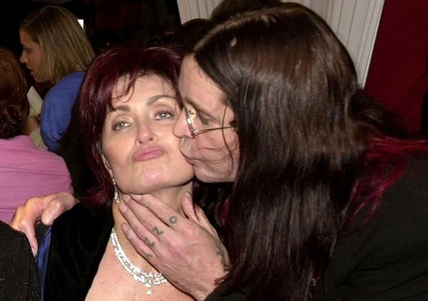 W sierpniu 1989 roku Ozzy został aresztowany pod zarzutem próby zabójstwa żony. Będący pod wpływem alkoholu i narkotyków rockman próbował udusić Sharon (fot. Stefan Zaklin). W sierpniu 1989 roku Ozzy został aresztowany pod zarzutem próby zabójstwa żony. Będący pod wpływem alkoholu i narkotyków rockman próbował udusić Sharon (fot. Stefan Zaklin).