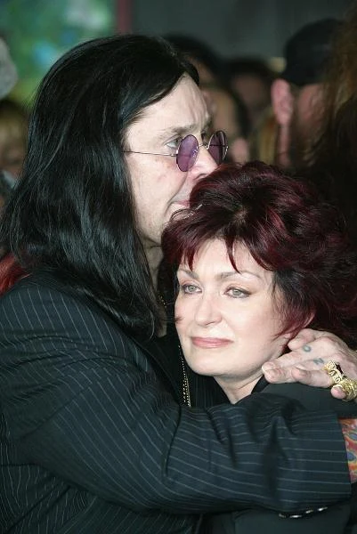 Po tym incydencie Ozzy spędził trzy miesiące w ośrodku odwykowym. Po zakończeniu terapii męża Sharon oznajmiła, że czuje się na tyle silna w związku, iż nie zamierza oskarżać Ozzy'ego o próbę zabójstwa (fot. Frazer Harrison). Po tym incydencie Ozzy spędził trzy miesiące w ośrodku odwykowym. Po zakończeniu terapii męża Sharon oznajmiła, że czuje się na tyle silna w związku, iż nie zamierza oskarżać Ozzy'ego o próbę zabójstwa (fot. Frazer Harrison).