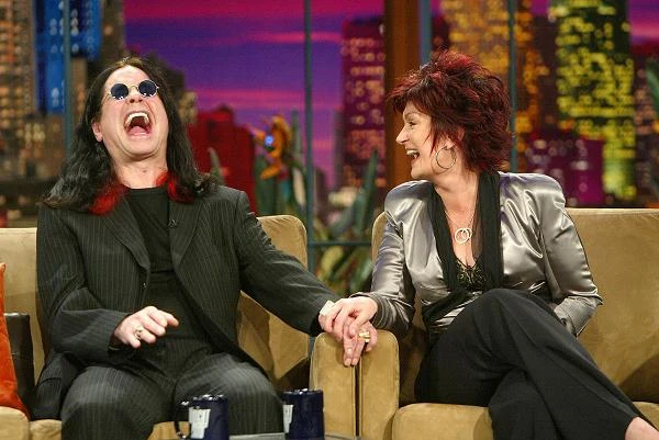 Sharon robiła wszystko, by uniemożliwić Ozzy'emu wypady na imprezy. Kiedyś zabrała mu ubrania i zamknęła w pokoju hotelowym. Rockman postanowił jednak wyskoczyć "na miasto" i w tym celu ubrał się w sukienkę ówczesnej dziewczyny (fot. Kevin Winter). Sharon robiła wszystko, by uniemożliwić Ozzy'emu wypady na imprezy. Kiedyś zabrała mu ubrania i zamknęła w pokoju hotelowym. Rockman postanowił jednak wyskoczyć "na miasto" i w tym celu ubrał się w sukienkę ówczesnej dziewczyny (fot. Kevin Winter).