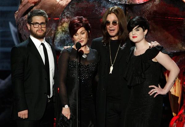 Sharon i Ozzy mają trójkę dzieci: córki Aimee (ur. 2 września 1983) i Kelly (ur. 27 października 1984) oraz syna Jacka (ur. 8 listopada 1985). Poza tym para opiekowała się synem zmarłej przyjaciółki Robertem Marcato (fot. Kevin Winter). Sharon i Ozzy mają trójkę dzieci: córki Aimee (ur. 2 września 1983) i Kelly (ur. 27 października 1984) oraz syna Jacka (ur. 8 listopada 1985). Poza tym para opiekowała się synem zmarłej przyjaciółki Robertem Marcato (fot. Kevin Winter).