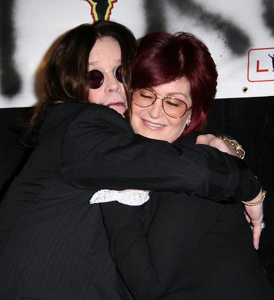 Ozzy nie ukrywa, że bez opieki i pomocy Sharon dawno nie byłoby go wśród żywych. Nic zatem dziwnego, że pomimo burzliwych przeżyć para wciąż trzyma się razem (fot. Chad Buchanan). Ozzy nie ukrywa, że bez opieki i pomocy Sharon dawno nie byłoby go wśród żywych. Nic zatem dziwnego, że pomimo burzliwych przeżyć para wciąż trzyma się razem (fot. Chad Buchanan).