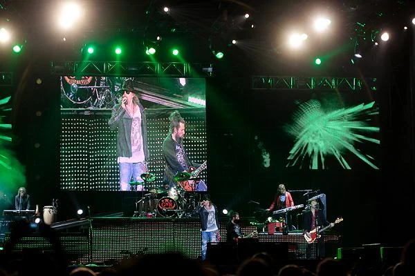 Trwają też dyskusje (od lat!) czy obecny skład Guns N' Roses - bez Slasha, Duffa McKagana, Izzy'ego Stradlina i Matta Soruma - ma moralne prawo do kontynuowania działalności hardrockowej legendy