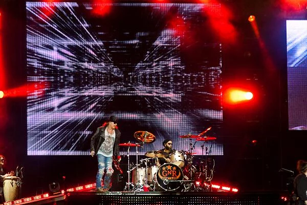 Część komentujących występ podkreśla, że notoryczne spóźnienia Axla to nic innego jak brak szacunku dla fanów, którzy wykupili bilety. Wśród opinii po koncercie pojawiają się też utyskiwania na nagłośnienie