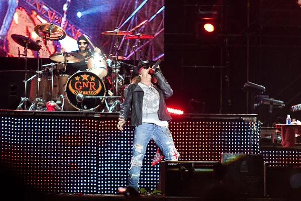 "Nie ma sensu rozwodzić się nad tym, że zespół się spóźnił. Taki jest po prostu Axl Rose. To jedyne wytłumaczenie. Chciał się spóźnić i się spóźnił" - tłumaczyli zachowanie krnąbrnego frontmana organizatorzy