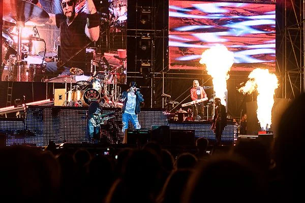 Dla zespołu na rybnickim stadionie ustawiono scenę o wysokości 14 m i szerokości 21 m. W jej tle zainstalowano duże telebimy