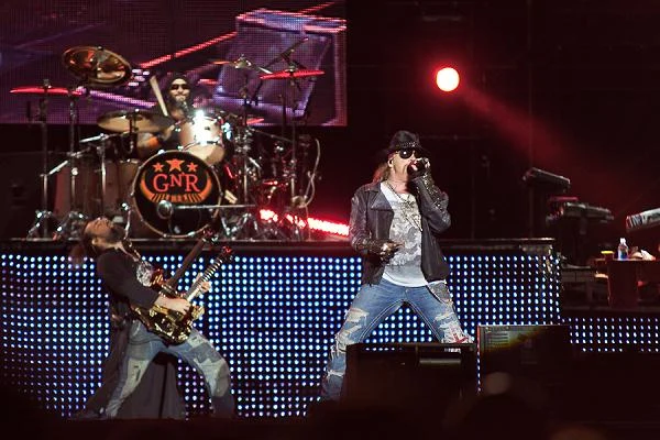 Zgodnie z apelami polskiego fanklubu sympatycy zespołu przynieśli na koncert białe i czerwone róże. Według regionalnych mediów rybniccy kwiaciarze od kilku tygodni składali na ten dzień dodatkowe zamówienia