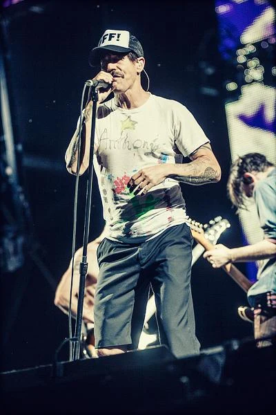 Anthony Kiedis niespecjalnie zabiega o kontakt z publicznością. Robi to za niego Flea
