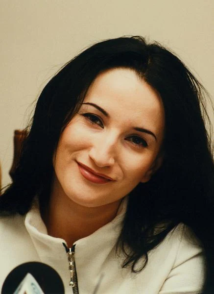 Justyna pochodzi z wielodzietnej muzykalnej rodziny Steczkowskich ze Stalowej Woli. Urodziła się 2 sierpnia 1972 r. Jej rodzice założyli rodzinny zespół, z którym koncertowali po całej Europie. W zespole Justyna pełniła rolę skrzypaczki.