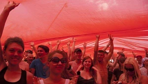 Wielka flaga biało-czerwona na otwarcie Przystanku Woodstock