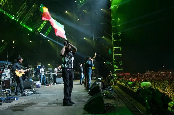 Jeden z muzyków zaprezentował ogromną flagę - fot. Robert Grablewski