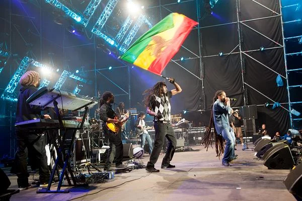 Najbardziej kolorowy występ pierwszego dnia festiwalu dał Damian Marley - fot. Robert Grablewski