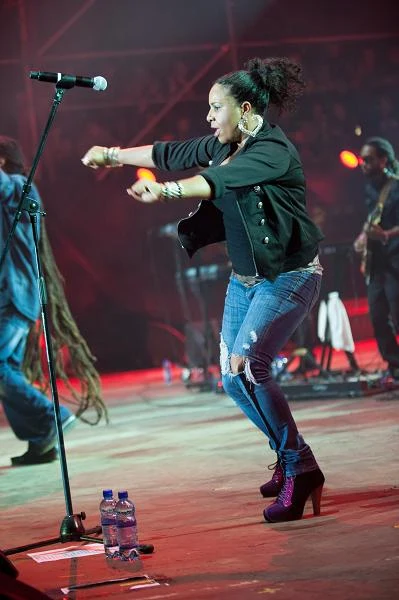 Przystanek Woodstock ruszył w pląsy. Taneczny popis dała też wokalistka wspierająca Damiana Marleya - fot. Robert Grablewski