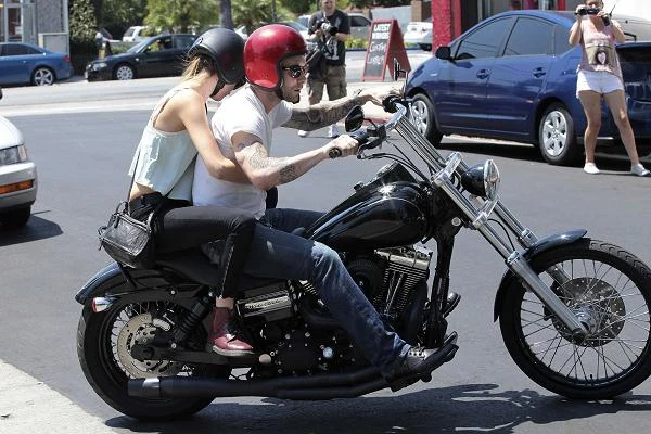 Adam Levine i Behati Prinsloo wracają na motorze z lunchu