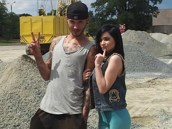 Piosenka "Nieodporny rozum" pochodzi z debiutanckiego minialbumu Eweliny, który ukazał się 7 sierpnia