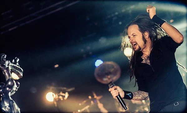 Na czele istniejącej od 1993 roku grupy stoi wokalista Jonathan Davis Na czele istniejącej od 1993 roku grupy stoi wokalista Jonathan Davis
