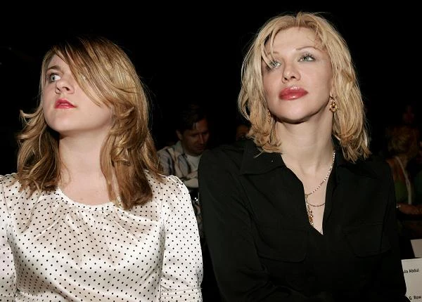 Także w 2009 roku sąd wydał Courtney Love tymczasowy zakaz kontaktowania się z córką. Orzeczenie sądu spowodowane było faktem używania przemocy fizycznej przez matkę Frances Bean. Od tamtego czasu matka i córka pozostają w stanie konfliktu, który rozogniają niefrasobliwe wypowiedzi wdowy po Kurcie Cobainie w mediach (fot. Vince Bucci/Getty Images).