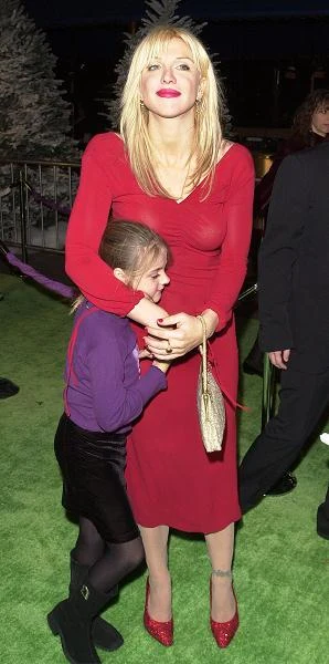 Po narodzinach Frances Bean sąd odebrał małżonkom opiekę nad dwutygodniowym dzieckiem, ze względu na kłopoty Kurta i Courtney z narkotykami. Dziewczynka trafiła pod opiekę siostry Love. Po kilku tygodniach rodzice odzyskali dziecko pod warunkiem przestawienia testów na obecność narkotyków w organizmach i zgody na wizyty opieki społecznej (fot. Kevin Winter/Getty Images).