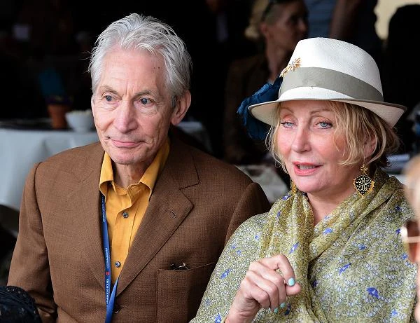 Charlie Watts może się pochwalić prawie półwiecznym małżeńskim stażem - wziął ślub z Shirley Ann Shepherd w 1964 r., jeszcze zanim zespół The Rolling Stones stał się sławny. Razem przyjeżdżają do Janowa Podlaskiego na aukcje koni (Shirley jest tam co roku, Charlie towarzyszy jej w miarę możliwości)