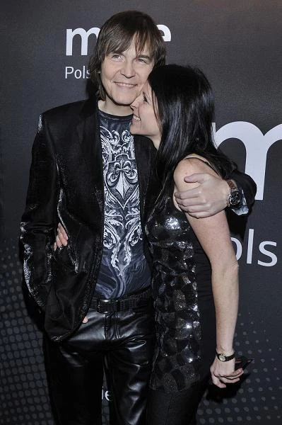 Polscy muzycy również mogą imponować wiernością. Robert Gawliński poznał swoją przyszłą żonę Monikę w 1983 r. i są razem od tamtej pory. Obecnie Monika Gawlińska jest menedżerką zespołu męża - Wilki