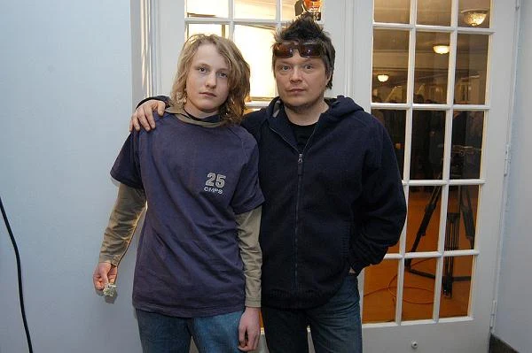 Rówieśnik Kazika i podobnie jak on wyrosły z polskiego punk rocka lat 80. Muniek Staszczyk również jest od wielu lat w związku małżeńskim. Jego żona ma na imię Marta i mają dwoje dzieci (na zdjęciu Muniek z synem Jankiem)