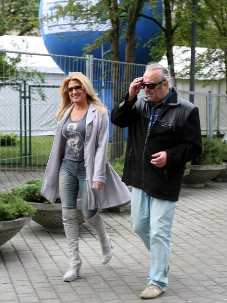 Beata Kozidrak często porusza tematy miłosne w swoich utworach, a sama jest od wielu lat żoną Andrzeja Pietrasa, menedżera Bajmu. Mają dwie córki: Katarzynę i Agatę - fot. Piotr Fotek