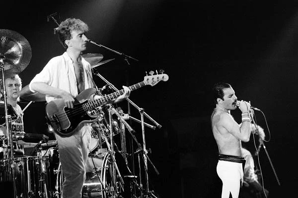 I kolejna podpowiedź od użytkowników - John Deacon, basista Queen, w 1975 roku poślubił Victorię Tetzlaff. Wówczas Victoria była w drugim miesiącu ciąży z ich pierwszym dzieckiem. W sumie urodziła szóstkę dzieci. John Deacon napisał dla swojej żony utwór "You're My Best Friend" z płyty "A Night at the Opera" Queenu
