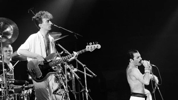 I kolejna podpowiedź od użytkowników - John Deacon, basista Queen, w 1975 roku poślubił Victorię Tetzlaff. Wówczas Victoria była w drugim miesiącu ciąży z ich pierwszym dzieckiem. W sumie urodziła szóstkę dzieci. John Deacon napisał dla swojej żony utwór "You're My Best Friend" z płyty "A Night at the Opera" Queenu