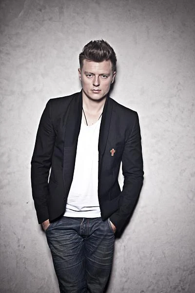 W 2012 r. wydał singel "Tak blisko", który okazał się jednym z przebojów tego lata. Otrzymał za tę piosenkę nagrodę Eska Music Awards 2012 w kategorii "Przebój lata". "Tak blisko" zajęło też drugą pozycję na liście Polish Airplay Charts