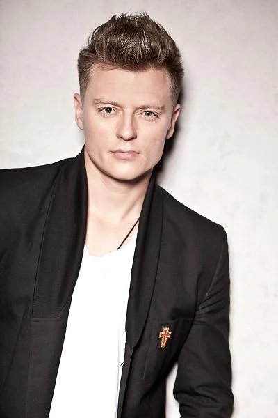 Jego debiutancki album zatytułowany "Tak blisko" ukazał się 7 sierpnia 2012 r. Zawiera 11 pop-rockowych utworów, w tym tytułowy singel. 10. Wśród swoich inspiracji Rafał wymienia twórczość takich wykonawców, jak m.in. Stevie Wonder, Freddie Mercury, Elvis Presley, Frank Sinatra, Michael Bolton i Richard Marx