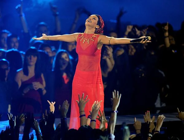 To właśnie Rihanna otworzyła tegorocznę ceremonię, wykonując utwór "Cockiness" (fot. Kevin Winter)