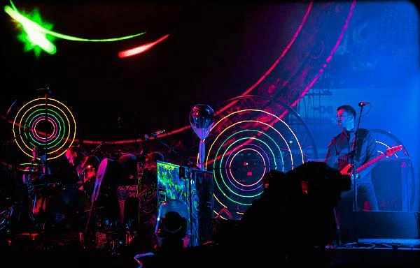 Z kolei z debiutanckiego albumu "Parachutes" (2000 r.) wybrzmiała w Warszawie tylko jedna piosenka. Ale za to jaka! Oczywiście przebój "Yellow" Z kolei z debiutanckiego albumu "Parachutes" (2000 r.) wybrzmiała w Warszawie tylko jedna piosenka. Ale za to jaka! Oczywiście przebój "Yellow"