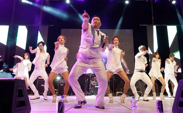 Wskutek wielkiego sukcesu piosenki "Gangnam Style" koncerty koreańskiego wokalisty PSY wyprzedają się na pniu (fot. Chun Sung-Jun)