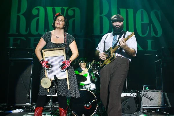 The Reverend Peyton's Big Damn Band i Davina & The Vagabonds