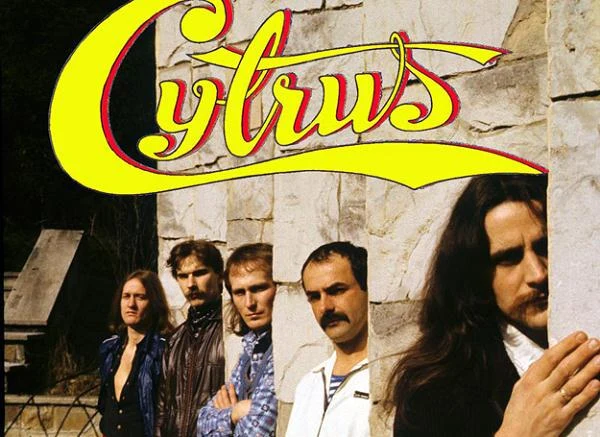 31 sierpnia zmarł multiinstrumentalista (grał na skrzypcach, flecie, fortepianie i gitarze) i kompozytor Marian Narkowicz (w środku), związany z grupami Cytrus i Korba Czytaj więcej