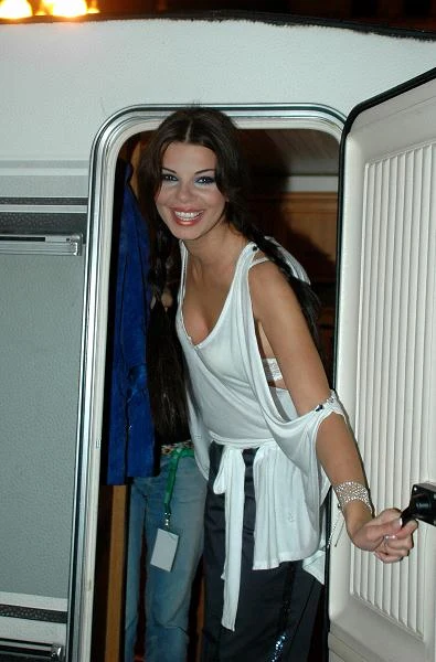 Urodzona 14 listopada 1972 roku artystka debiutowała w programie telewizyjnym "Śpiewać każdy może" w 1989 roku piosenką "Stop" z repertuaru Sam Brown. Kilka miesięcy później wzięła udział w koncercie "Debiuty" na Festiwalu Polskiej Piosenki w Opolu, gdzie otrzymała wyróżnienie za piosenkę "Zły chłopak" z repertuaru Lory Szafran.