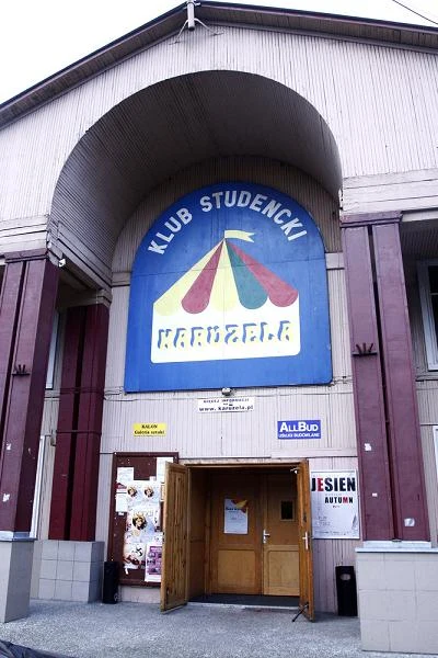 Studencki klub Karuzela w Warszawie, na jeden dzień zamienił się w salę taneczną dla emerytów, rodem z epoki bluesa