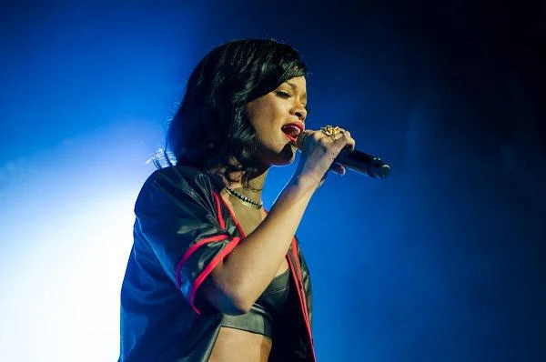 Rihanna ujawnia miejsce koncertu swoim fanom zaraz po przybyciu do ich miasta - fot. Meredith Truax