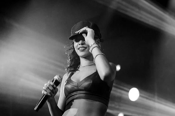 Okładka singla "Diamonds" wywołała spodziewane kontrowersje: na czarno-białej fotografii tytułowe diamenty imitują kryształki kokainy - fot. Meredith Truax