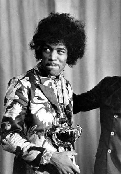 Jimi Hendrix według polskiego kodeksu pracy powinien otrzymywać dodatek za pracę w trudnych warunkach. Artysta prawie bezustannie narażony był na przekroczenie dozwolonego poziomu głośności. Cierpiał na tym zmysł słuchu. W ciągu życia stracił około 60 procent słuchu. W trakcie sesji nagraniowych regularnie zdarzało się, że tylko on był w stanie wytrzymać natężenie głośności instrumentów (Jimi Hendrix w 1967 roku fot. Express). Jimi Hendrix według polskiego kodeksu pracy powinien otrzymywać dodatek za pracę w trudnych warunkach. Artysta prawie bezustannie narażony był na przekroczenie dozwolonego poziomu głośności. Cierpiał na tym zmysł słuchu. W ciągu życia stracił około 60 procent słuchu. W trakcie sesji nagraniowych regularnie zdarzało się, że tylko on był w stanie wytrzymać natężenie głośności instrumentów (Jimi Hendrix w 1967 roku fot. Express).