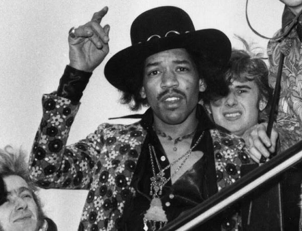 Jimi Hendrix nie stronił od alkoholu i narkotyków. Gdy kiedyś dowiedział się, że jeden z występów ma dać na trzeźwo, odmówił gry. Niestety, artysta pod wpływem alkoholu i amfetaminy stawał się agresywny. "Nikt nie spodziewał się, że tak życzliwa i pełna miłości osoba, jak Jimi, może być tak agresywna. On nie potrafił pić. Nietrzeźwy zamieniał się w sukinsyna" - stwierdził przyjaciel artysty Herbie Worthington (Jimi Hendrix w 1968 roku fot. J. Wilds). Jimi Hendrix nie stronił od alkoholu i narkotyków. Gdy kiedyś dowiedział się, że jeden z występów ma dać na trzeźwo, odmówił gry. Niestety, artysta pod wpływem alkoholu i amfetaminy stawał się agresywny. "Nikt nie spodziewał się, że tak życzliwa i pełna miłości osoba, jak Jimi, może być tak agresywna. On nie potrafił pić. Nietrzeźwy zamieniał się w sukinsyna" - stwierdził przyjaciel artysty Herbie Worthington (Jimi Hendrix w 1968 roku fot. J. Wilds).