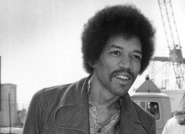 "Czy wydaje wam się, że dożyję 28. urodzin?" - pytał na kilka tygodni przed śmiercią. Zmarł 18 września 1970 roku w wieku 27 lat w wyniku zadławienia się wymiotami i przedawkowania barbituranów. Jest jednym z członków niesławnego "Klubu 27", obok zmarłych w tym wieku Briana Jonesa, Janis Joplin, Jima Morrisona, Kurta Cobaina i Amy Winehouse (zdjęcie wykonane na kilkanaście dni przed śmiercią fot. Evening Standard). "Czy wydaje wam się, że dożyję 28. urodzin?" - pytał na kilka tygodni przed śmiercią. Zmarł 18 września 1970 roku w wieku 27 lat w wyniku zadławienia się wymiotami i przedawkowania barbituranów. Jest jednym z członków niesławnego "Klubu 27", obok zmarłych w tym wieku Briana Jonesa, Janis Joplin, Jima Morrisona, Kurta Cobaina i Amy Winehouse (zdjęcie wykonane na kilkanaście dni przed śmiercią fot. Evening Standard).