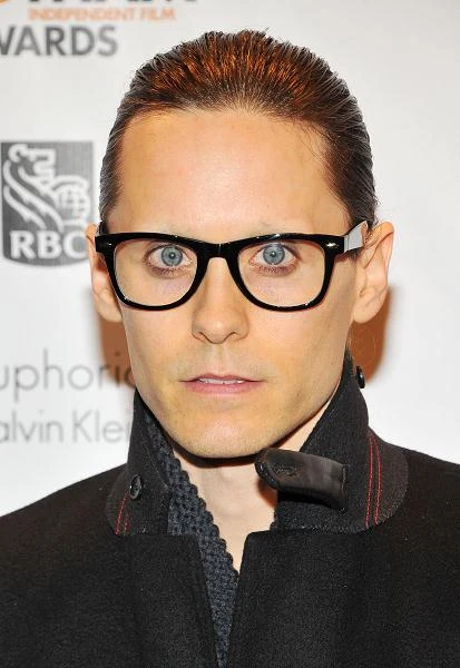 Wokalista i aktor Jared Leto (40 l.) pojawił się na nowojorskiej gali rozdania Gotham Awards (26 listopada 2012) prosto z planu filmowego do "The Dallas Buyers Club". Gwiazdor gra tam chorego na AIDS transwestytę, stąd przesadnie szczupła sylwetka i wydepilowane brwi (fot. Larry Busacca).